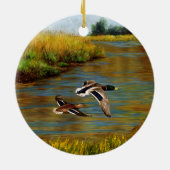 Mallard Ducks vliegen over de hond Keramisch Ornament (Achterkant)