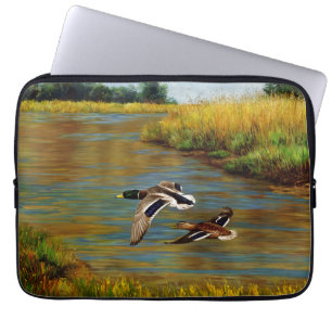 Mallard Ducks vliegen over de hond Laptop Sleeve