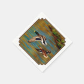 Mallard Ducks vliegen over de hond Servetten (Hoek)