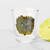 Mallard Ducks vliegen over de hond Shot Glas (Voorkant)