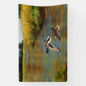 Mallard Ducks vliegen over de hond Spandoek (Verticaal)