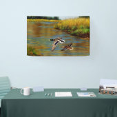 Mallard Ducks vliegen over de hond Spandoek (Beurs)