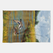 Mallard Ducks vliegen over de hond Theedoek (Horizontaal)