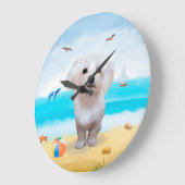 Maltese hond op strand grote klok (Hoek)