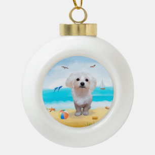 Maltese Hond op Strand Keramische Bal Ornament