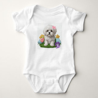 Maltese puppy zitten met haar speelgoed romper