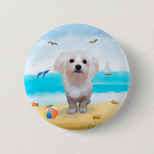 Maltezer hond op het strand ronde button 5,7 cm