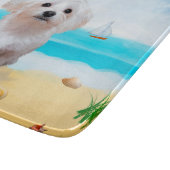Maltezer hond op het strand snijplank (Hoek)