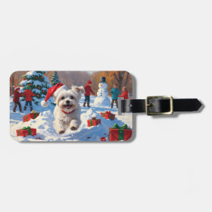 Maltezer hond rent in de sneeuw met kerstmuts bagagelabel