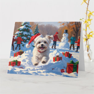 Maltezer hond rent in de sneeuw met kerstmuts kaart