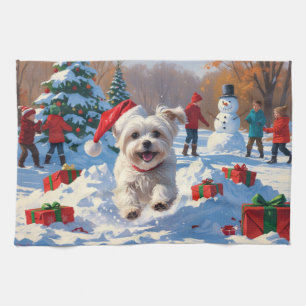 Maltezer hond rent in de sneeuw met kerstmuts theedoek