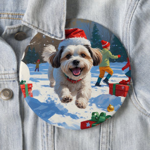 Malti Tzu die in de sneeuw rent met een kersthoed Ronde Button 6,0 Cm