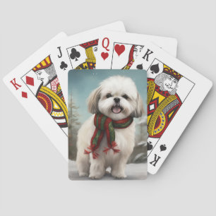 Malti Tzu-hond in de sneeuw met Kerstmis Pokerkaarten