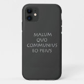 Malum quo communius eo peius Case-Mate iPhone case (Achterkant)