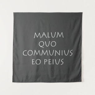 Malum quo communius eo peius wandkleed