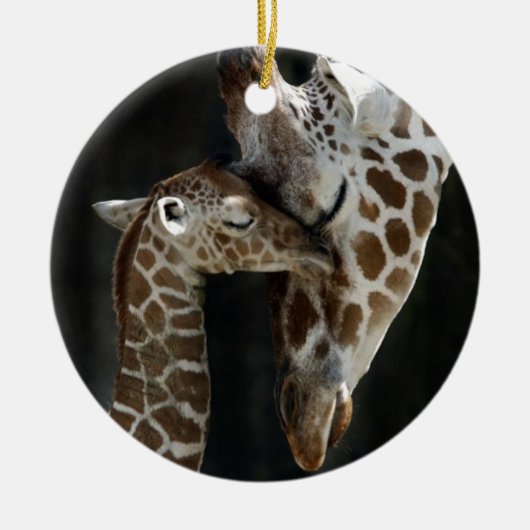 Mam en Baby Giraffe Cuddle Keramisch Ornament (Voorkant)