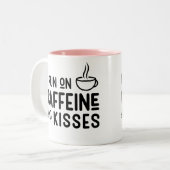 Mam "Ik loop op Caffeine & Kisses" Mok van Cute Ma (Voorkant links)