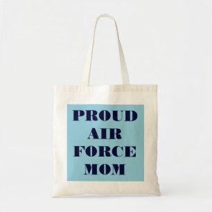 Mam van de luchtmacht met handtas