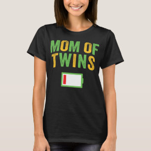 Mam van Twins Birthday Party Low Battery T-shirt