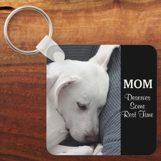 Mam verdient een rusttijd witte puppy Dog Sleutelhanger (Voorkant)