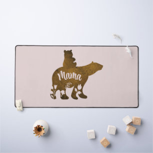 Mama Bear avec 1 Cub équitation sur le dos de mama