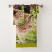 Mama beer verzorgt haar twee cubs, Lake Clark Nati Bad Handdoek (Insitu)