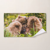 Mama beer verzorgt haar twee cubs, Lake Clark Nati Bad Handdoek (Handdoek)