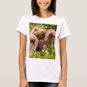 Mama beer verzorgt haar twee cubs, Lake Clark Nati T-shirt