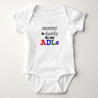 mama en papa doen mijn ademen om een bodysuit aan