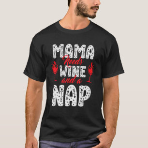 Mama heeft wijn nodig en een dutje slaap gelukkig  t-shirt