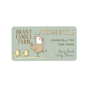 Mama hen en kuikens op een eierkleurig kartonetike etiket
