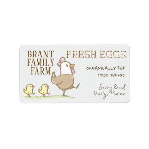 Mama hen en kuikens op een eierkleurig kartonetike etiket