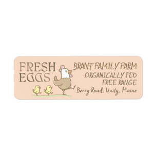 Mama hen en kuikens op een eierkleurig kartonetike etiket