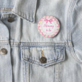 Mama om Pink Daisies Baby shower Button (In situ)