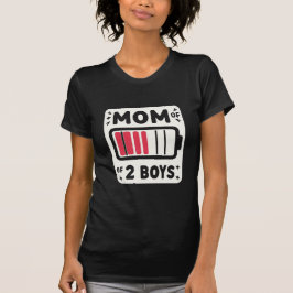 Mama van 2 jongens die op lege vermoeide moeders r t-shirt