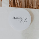 Mama Whimsical Genre Neutre À Être<br><div class="desc">Présentez notre bouton mama-to-be, qui n'a aucune incidence sur le sexe, parfait pour n'importe quelle saison, que ce soit l'automne, l'hiver, le printemps ou l'été ! Ce bouton a une ambiance boho-chic avec une calligraphie moderne et élégante et un design minimaliste noir et blanc. C'est joli et unique, avec une...</div>