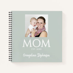Maman a établi un journal vert pour nouvelle maman