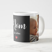 Maman a établi un mug avec un script blanc et un c (Devant droit)