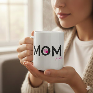 Maman a établi une tasse à cœur niché rose