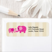 Maman et bébé Étiquette d'éléphant rose (En situation)