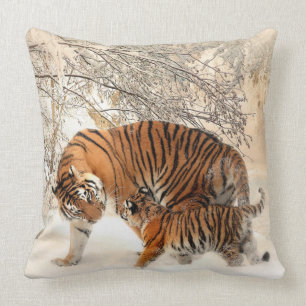 maman tiger et coussin bébé