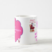 Mamie de mamie accroche une tasse d'escroc