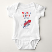 Mammie en papa's kleine Firecracker Romper (Voorkant)
