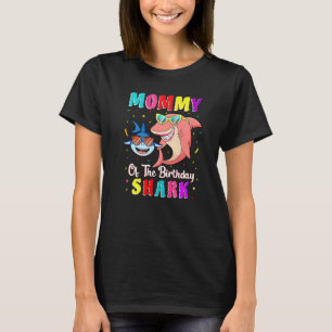 Mammie van de familie van de haaiensterfte die met t-shirt