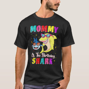 Mammie van de familie van de haaiensterfte die met t-shirt