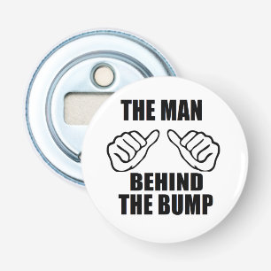 man achter de bubbelflesopener button flesopener