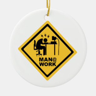 Man bij werken keramisch ornament