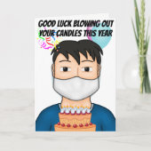 Man blaast kaarsen uit met Masker Funny Birthday Kaart (Voorkant)