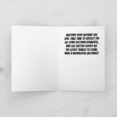 Man blaast kaarsen uit met Masker Funny Birthday Kaart (Binnen)