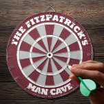 Man Cave personnalisée<br><div class="desc">Ajoutez votre nom de famille pour créer un tableau de fléchettes personnalisé, un grand cadeau pour papa, pour la grotte de votre homme, ou un cadeau de ménage.</div>